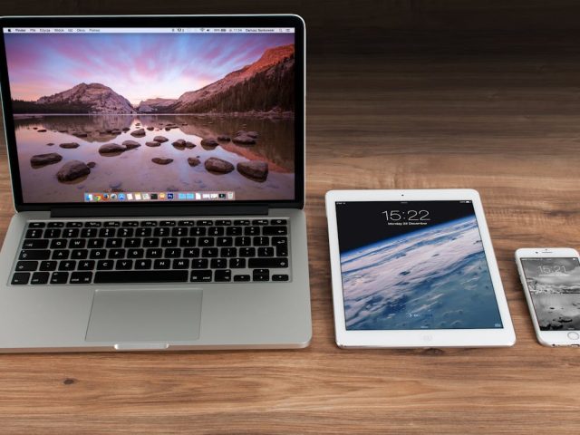 apple-iphone-smartphone-desk